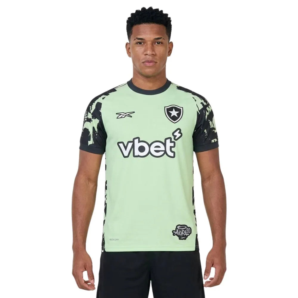 Camisa Goleiro Reebok Botafogo 2025/26 IV, Camisas de Futebol, PIQUE DE JOGADOR, A camisa de Goleiro do Botafogo para a temporada 2025/26 II chega com um visual imponente, que reflete a essência defensiva do Glorioso. Em preto predominante com detalhes em branco e dourado, o modelo traz modernidade e presença dentro das quatro linhas. Com grafismos exclusivos e acabamento refinado, é uma peça que une performance, estilo e identidade alvinegra. Especificações do Produto: Modelo torcedor masculino Ano: Tempor