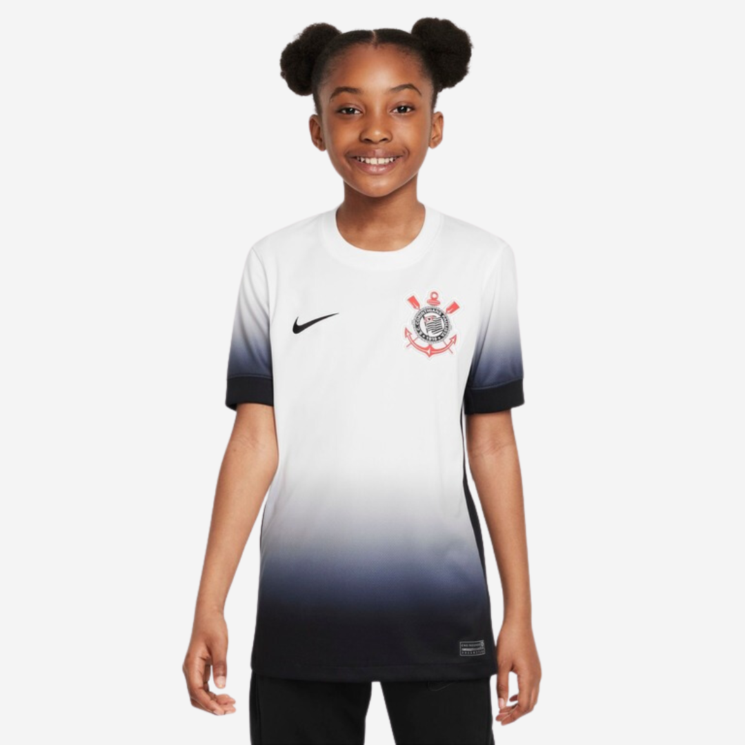 Camisa Infantil Nike Corinthians 2024/25 I Torcedor, Camisas de Treino de Academia, PIQUE DE JOGADOR, A nova Camisa Infantil Nike Corinthians 2024/25 I – Torcedor mantém viva a tradição do manto alvinegro com um toque moderno e marcante. O visual branco com efeito degradê para o preto representa a força da Fiel e o contraste que é a alma do Corinthians: raiz e inovação, luta e classe. Ideal para os pequenos que já carregam o Corinthians no coração desde cedo, essa camisa é leve, confortável e perfeita pra u