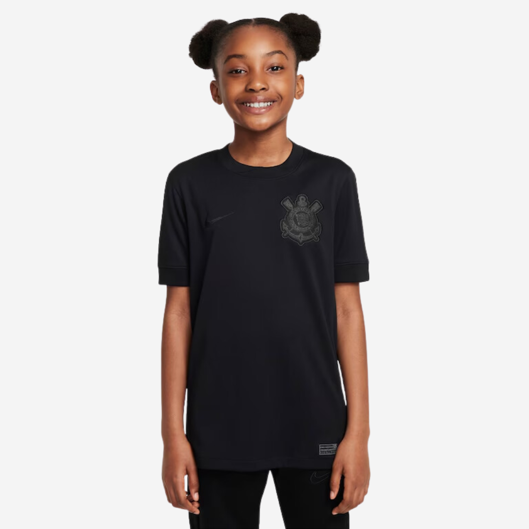Camisa Infantil Nike Corinthians 2024/25 II Torcedor, Camisas de Treino de Academia, PIQUE DE JOGADOR, A nova Camisa Infantil Nike Corinthians 2024/25 II – Torcedor traz toda a força do Timão em um visual moderno e imponente. Com escudo e Swoosh em preto sobre preto, o modelo celebra a garra do Corinthians com um estilo discreto, mas cheio de atitude — feito pra quem já nasceu com alma alvinegra. Perfeita para os pequenos corinthianos que vivem o clube desde cedo, seja no dia a dia, na escola ou acompanhand
