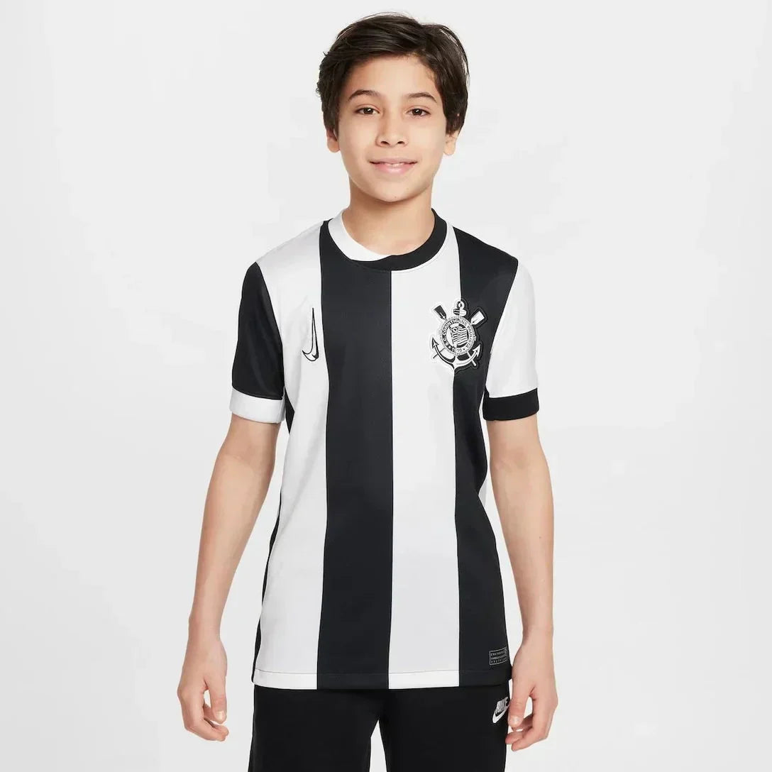 Camisa Infantil Nike Corinthians 24/25 III Torcedor, Camisas de Treino de Academia, PIQUE DE JOGADOR, A Camisa Infantil Nike Corinthians 2024/25 III – Torcedor resgata a essência das origens com um visual marcante em preto e branco listrado. Inspirada nos primeiros uniformes da história do Timão, essa peça celebra tradição, orgulho e identidade — agora na versão ideal pros pequenos corinthianos que já nascem com sangue preto e branco. Com tecido leve, ajuste confortável e escudo no peito, é perfeita pra aco