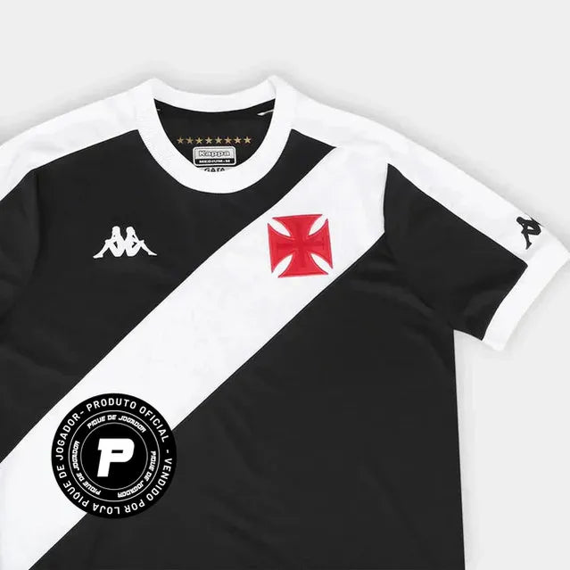 Camisa Kappa Vasco 24/25 Home, Camisa Futebol, Kappa, Descrição do produto Sou Vascaíno! A Camisa Vasco I 25/26 Jogador Kappa Masculino celebra a paixão da torcida vascaína e é daqueles artigos que não podem faltar no fardamento. Inspirada na história do Gigante da Colina, esta camisa do Vasco traz design tradicional e detalhes em sua extensão que exibem com orgulho sua conexão. A gola polo mantém um caimento moderno, enquanto a Cruz de Malta bordada traduz o sentimento que não pode parar. Com tecido tecnol