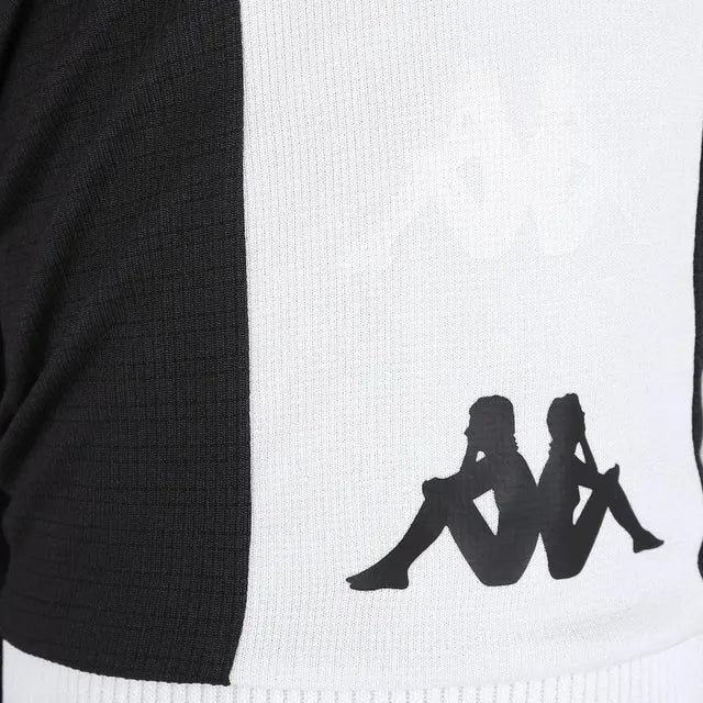 Camisa Kappa Vasco 24/25 Home, Camisa Futebol, Kappa, Descrição do produto Sou Vascaíno! A Camisa Vasco I 25/26 Jogador Kappa Masculino celebra a paixão da torcida vascaína e é daqueles artigos que não podem faltar no fardamento. Inspirada na história do Gigante da Colina, esta camisa do Vasco traz design tradicional e detalhes em sua extensão que exibem com orgulho sua conexão. A gola polo mantém um caimento moderno, enquanto a Cruz de Malta bordada traduz o sentimento que não pode parar. Com tecido tecnol