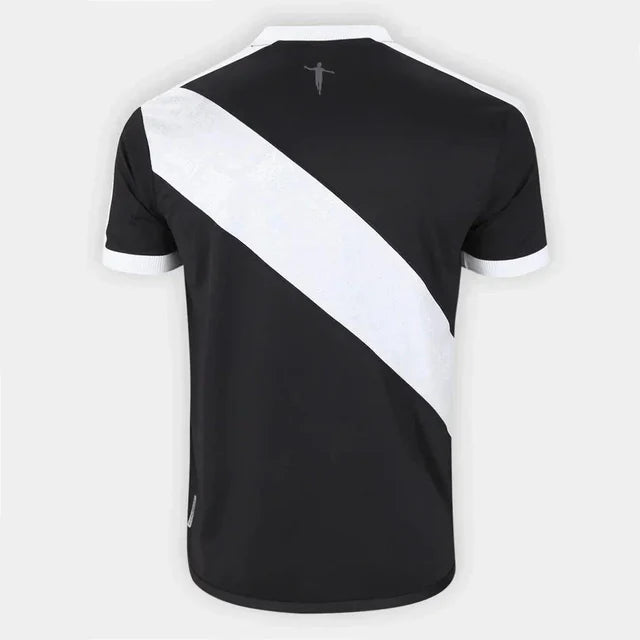 Camisa Kappa Vasco 24/25 Home, Camisa Futebol, Kappa, Descrição do produto Sou Vascaíno! A Camisa Vasco I 25/26 Jogador Kappa Masculino celebra a paixão da torcida vascaína e é daqueles artigos que não podem faltar no fardamento. Inspirada na história do Gigante da Colina, esta camisa do Vasco traz design tradicional e detalhes em sua extensão que exibem com orgulho sua conexão. A gola polo mantém um caimento moderno, enquanto a Cruz de Malta bordada traduz o sentimento que não pode parar. Com tecido tecnol