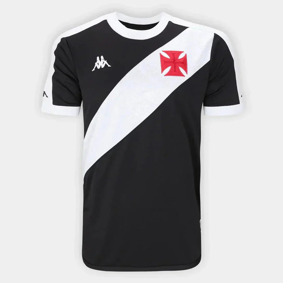 Camisa Kappa Vasco 24/25 Home, Camisa Futebol, Kappa, Descrição do produto Sou Vascaíno! A Camisa Vasco I 25/26 Jogador Kappa Masculino celebra a paixão da torcida vascaína e é daqueles artigos que não podem faltar no fardamento. Inspirada na história do Gigante da Colina, esta camisa do Vasco traz design tradicional e detalhes em sua extensão que exibem com orgulho sua conexão. A gola polo mantém um caimento moderno, enquanto a Cruz de Malta bordada traduz o sentimento que não pode parar. Com tecido tecnol