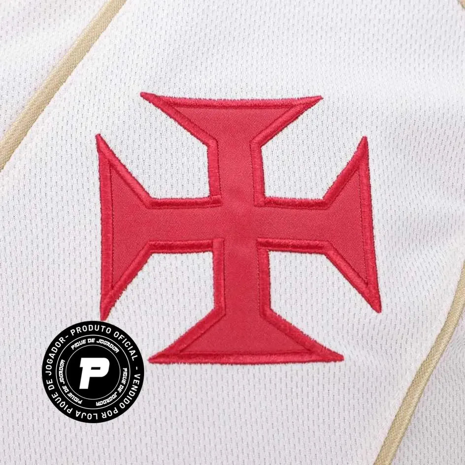 Camisa Kappa Vasco 24/25 Third C/ Patrocínios, Camisa Futebol, Kappa, Descrição do produto Respeito. Igualdade. Inclusão! A Camisa Vasco III 24/25 s/n° Kombat Jogador Kappa Feminina comemora 100 anos da Resposta Histórica. Em 1924, o clube se posicionava contra a discriminação no futebol, abrindo suas portas para todos, independentemente de raça ou classe social. Confeccionada em poliéster, a peça tem tecnologia Kombat Pro System, que garante respirabilidade, evitando a umidade do corpo. Predominantemente b
