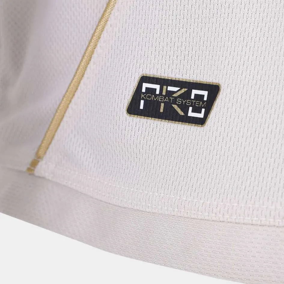 Camisa Kappa Vasco 24/25 Third C/ Patrocínios, Camisa Futebol, Kappa, Descrição do produto Respeito. Igualdade. Inclusão! A Camisa Vasco III 24/25 s/n° Kombat Jogador Kappa Feminina comemora 100 anos da Resposta Histórica. Em 1924, o clube se posicionava contra a discriminação no futebol, abrindo suas portas para todos, independentemente de raça ou classe social. Confeccionada em poliéster, a peça tem tecnologia Kombat Pro System, que garante respirabilidade, evitando a umidade do corpo. Predominantemente b