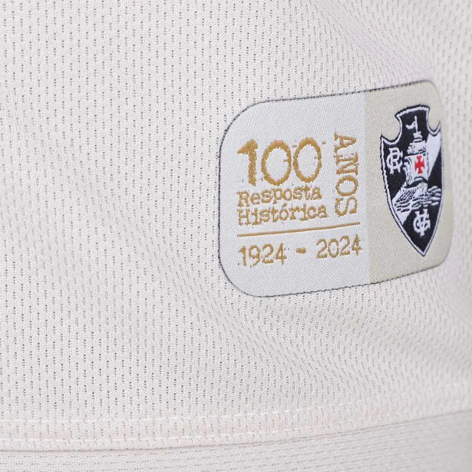 Camisa Kappa Vasco 24/25 Third C/ Patrocínios, Camisa Futebol, Kappa, Descrição do produto Respeito. Igualdade. Inclusão! A Camisa Vasco III 24/25 s/n° Kombat Jogador Kappa Feminina comemora 100 anos da Resposta Histórica. Em 1924, o clube se posicionava contra a discriminação no futebol, abrindo suas portas para todos, independentemente de raça ou classe social. Confeccionada em poliéster, a peça tem tecnologia Kombat Pro System, que garante respirabilidade, evitando a umidade do corpo. Predominantemente b