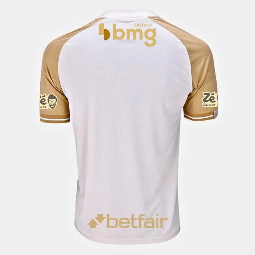 Camisa Kappa Vasco 24/25 Third C/ Patrocínios, Camisa Futebol, Kappa, Descrição do produto Respeito. Igualdade. Inclusão! A Camisa Vasco III 24/25 s/n° Kombat Jogador Kappa Feminina comemora 100 anos da Resposta Histórica. Em 1924, o clube se posicionava contra a discriminação no futebol, abrindo suas portas para todos, independentemente de raça ou classe social. Confeccionada em poliéster, a peça tem tecnologia Kombat Pro System, que garante respirabilidade, evitando a umidade do corpo. Predominantemente b