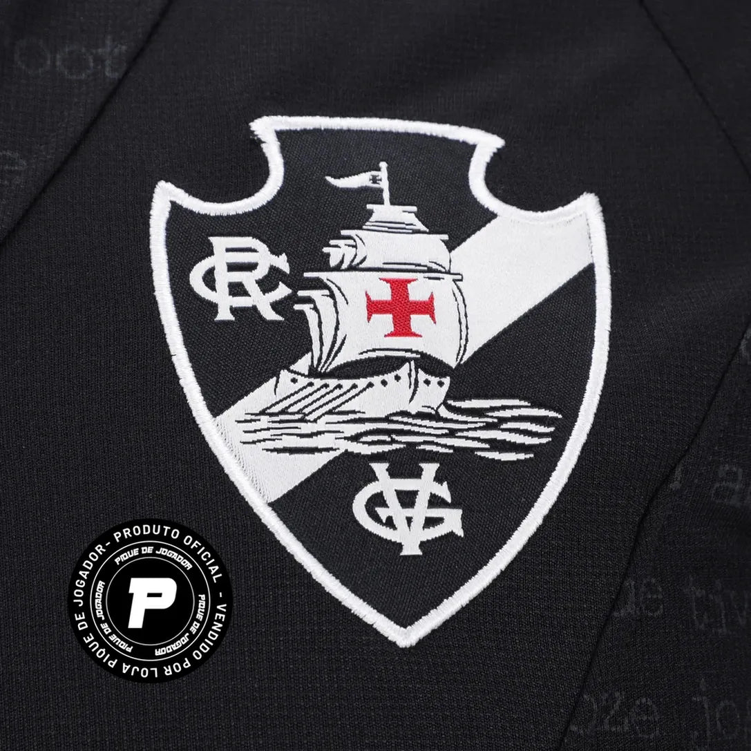 Camisa Kappa Vasco 24/25 Third Goleiro, Camisa Futebol, Kappa, Descrição do produto Respeito. Igualdade. Inclusão! A Camisa Vasco III 24/25 s/n° Kombat Jogador Kappa Feminina comemora 100 anos da Resposta Histórica. Em 1924, o clube se posicionava contra a discriminação no futebol, abrindo suas portas para todos, independentemente de raça ou classe social. Confeccionada em poliéster, a peça tem tecnologia Kombat Pro System, que garante respirabilidade, evitando a umidade do corpo. Predominantemente bege, a 