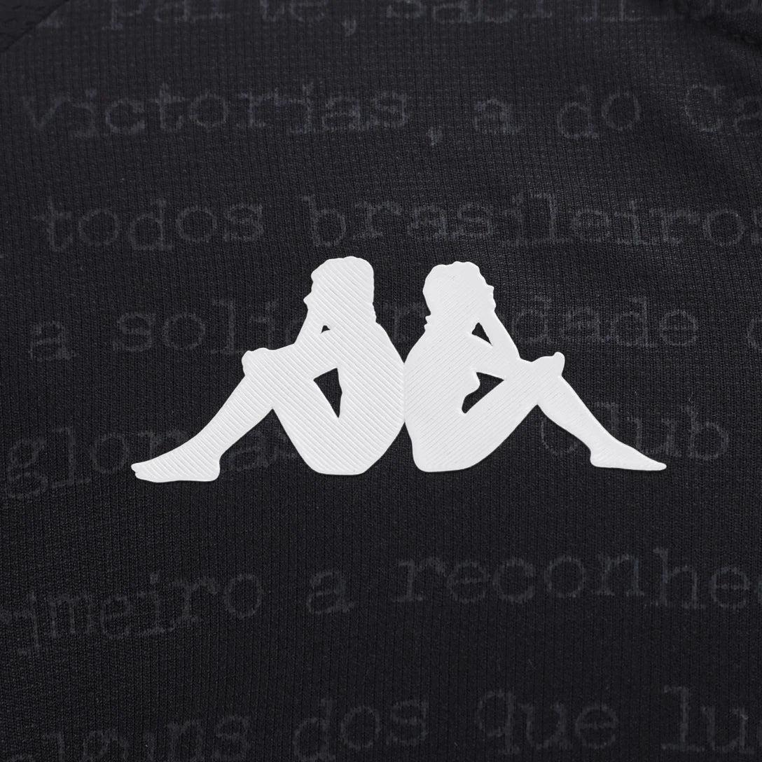 Camisa Kappa Vasco 24/25 Third Goleiro, Camisa Futebol, Kappa, Descrição do produto Respeito. Igualdade. Inclusão! A Camisa Vasco III 24/25 s/n° Kombat Jogador Kappa Feminina comemora 100 anos da Resposta Histórica. Em 1924, o clube se posicionava contra a discriminação no futebol, abrindo suas portas para todos, independentemente de raça ou classe social. Confeccionada em poliéster, a peça tem tecnologia Kombat Pro System, que garante respirabilidade, evitando a umidade do corpo. Predominantemente bege, a 