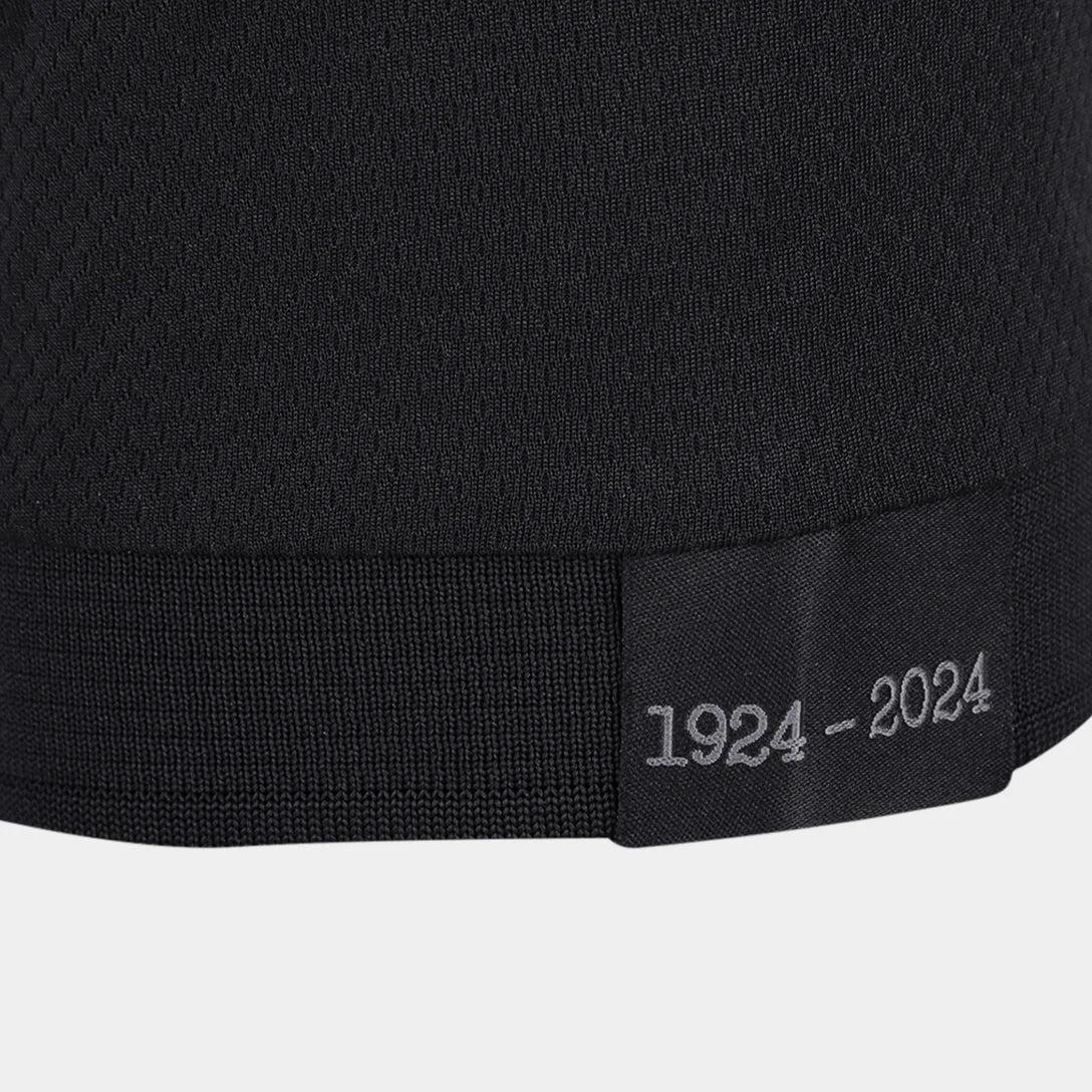 Camisa Kappa Vasco 24/25 Third Goleiro, Camisa Futebol, Kappa, Descrição do produto Respeito. Igualdade. Inclusão! A Camisa Vasco III 24/25 s/n° Kombat Jogador Kappa Feminina comemora 100 anos da Resposta Histórica. Em 1924, o clube se posicionava contra a discriminação no futebol, abrindo suas portas para todos, independentemente de raça ou classe social. Confeccionada em poliéster, a peça tem tecnologia Kombat Pro System, que garante respirabilidade, evitando a umidade do corpo. Predominantemente bege, a 