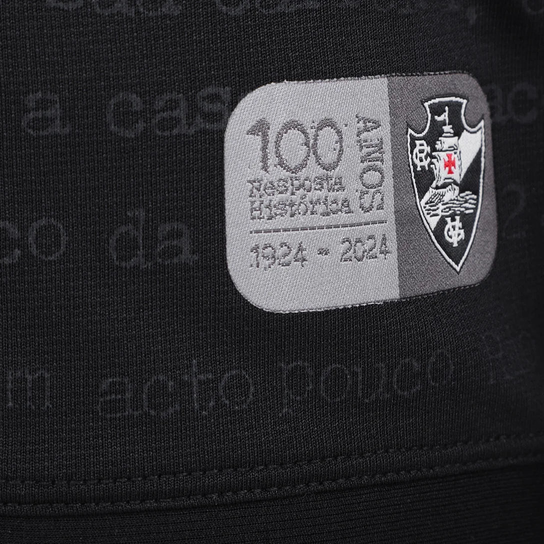 Camisa Kappa Vasco 24/25 Third Goleiro, Camisa Futebol, Kappa, Descrição do produto Respeito. Igualdade. Inclusão! A Camisa Vasco III 24/25 s/n° Kombat Jogador Kappa Feminina comemora 100 anos da Resposta Histórica. Em 1924, o clube se posicionava contra a discriminação no futebol, abrindo suas portas para todos, independentemente de raça ou classe social. Confeccionada em poliéster, a peça tem tecnologia Kombat Pro System, que garante respirabilidade, evitando a umidade do corpo. Predominantemente bege, a 