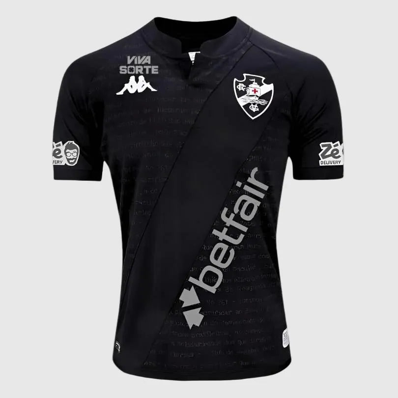 Camisa Kappa Vasco 24/25 Third Goleiro, Camisa Futebol, Kappa, Descrição do produto Respeito. Igualdade. Inclusão! A Camisa Vasco III 24/25 s/n° Kombat Jogador Kappa Feminina comemora 100 anos da Resposta Histórica. Em 1924, o clube se posicionava contra a discriminação no futebol, abrindo suas portas para todos, independentemente de raça ou classe social. Confeccionada em poliéster, a peça tem tecnologia Kombat Pro System, que garante respirabilidade, evitando a umidade do corpo. Predominantemente bege, a 