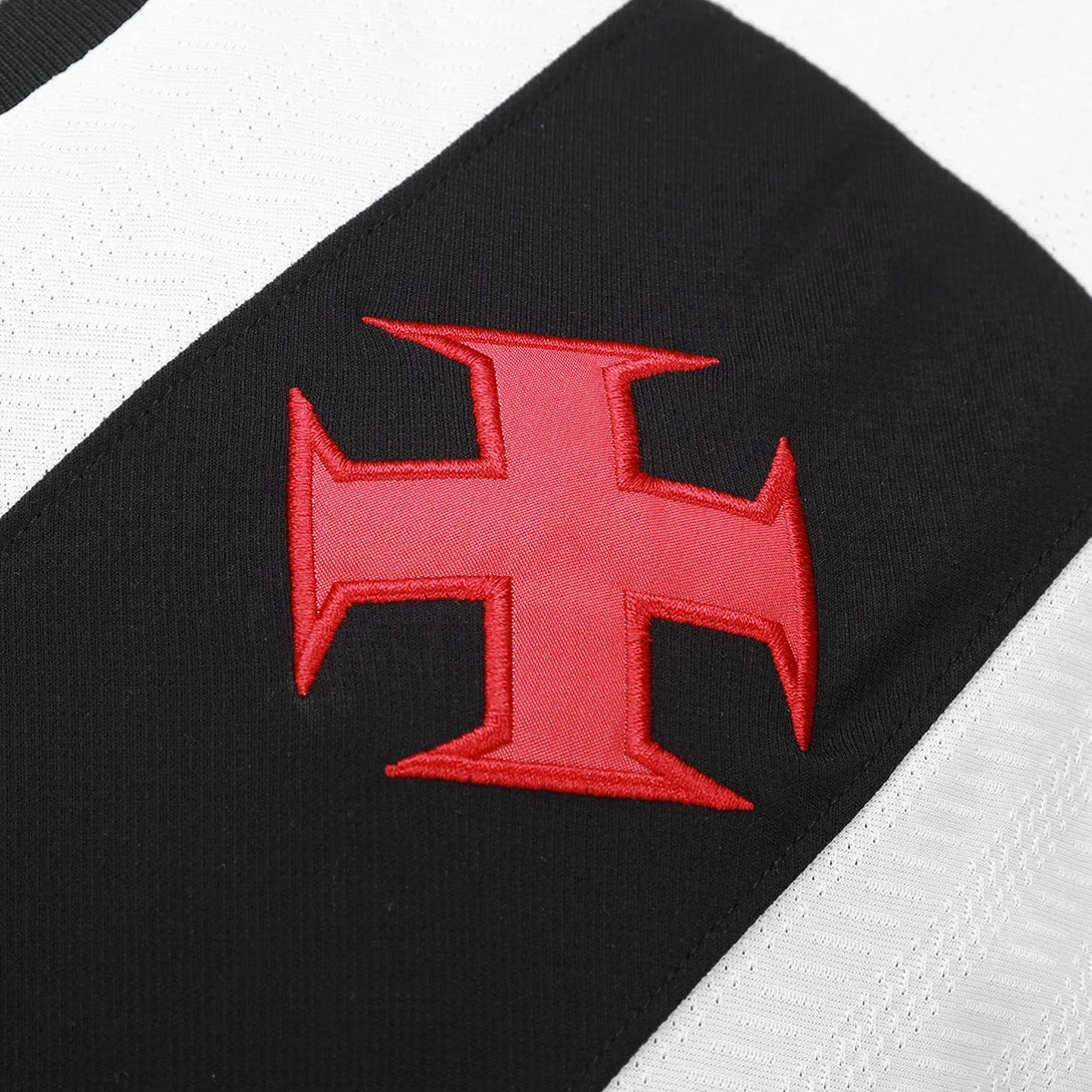 Camisa Kappa Vasco 25/26 Away C/ Patrocínios, Camisa Futebol, Kappa, Descrição do produto O sentimento não pode parar! A Camisa Vasco II 25/26 Jogador Kappa Masculina chega para a temporada do Gigante da Colina e é daquelas indispensáveis na coleção. Inspirada na paixão da torcida vascaína, a camisa do Vasco traz design tradicional e detalhes que exibem com orgulho sua paixão. A Cruz de Malta bordada no peito traduz o sentimento, enquanto a escrita na parte de dentro da gola reforça esse amor. Com tecido te