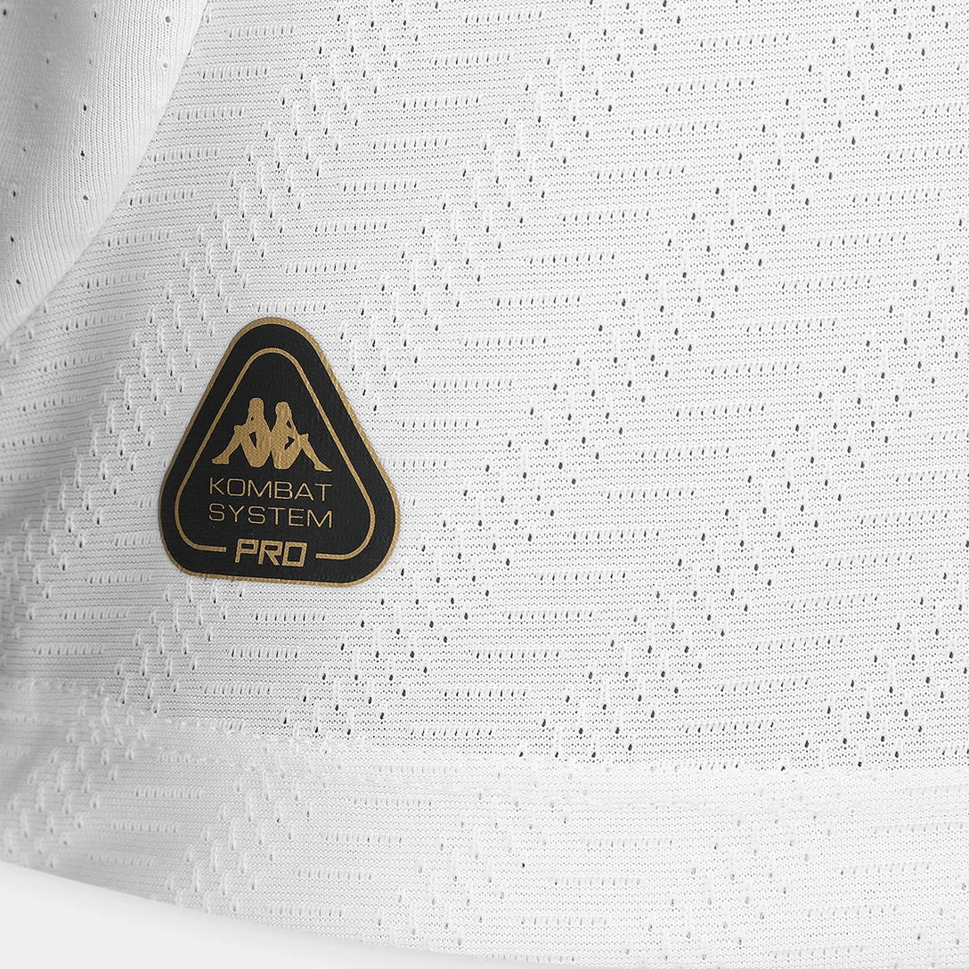Camisa Kappa Vasco 25/26 Away C/ Patrocínios, Camisa Futebol, Kappa, Descrição do produto O sentimento não pode parar! A Camisa Vasco II 25/26 Jogador Kappa Masculina chega para a temporada do Gigante da Colina e é daquelas indispensáveis na coleção. Inspirada na paixão da torcida vascaína, a camisa do Vasco traz design tradicional e detalhes que exibem com orgulho sua paixão. A Cruz de Malta bordada no peito traduz o sentimento, enquanto a escrita na parte de dentro da gola reforça esse amor. Com tecido te