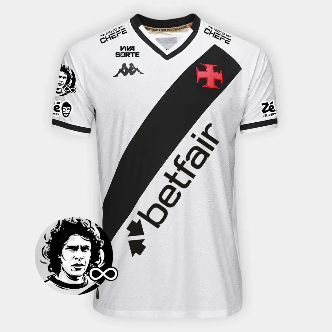 Camisa Kappa Vasco 25/26 Away C/ Patrocínios, Camisa Futebol, Kappa, Descrição do produto O sentimento não pode parar! A Camisa Vasco II 25/26 Jogador Kappa Masculina chega para a temporada do Gigante da Colina e é daquelas indispensáveis na coleção. Inspirada na paixão da torcida vascaína, a camisa do Vasco traz design tradicional e detalhes que exibem com orgulho sua paixão. A Cruz de Malta bordada no peito traduz o sentimento, enquanto a escrita na parte de dentro da gola reforça esse amor. Com tecido te
