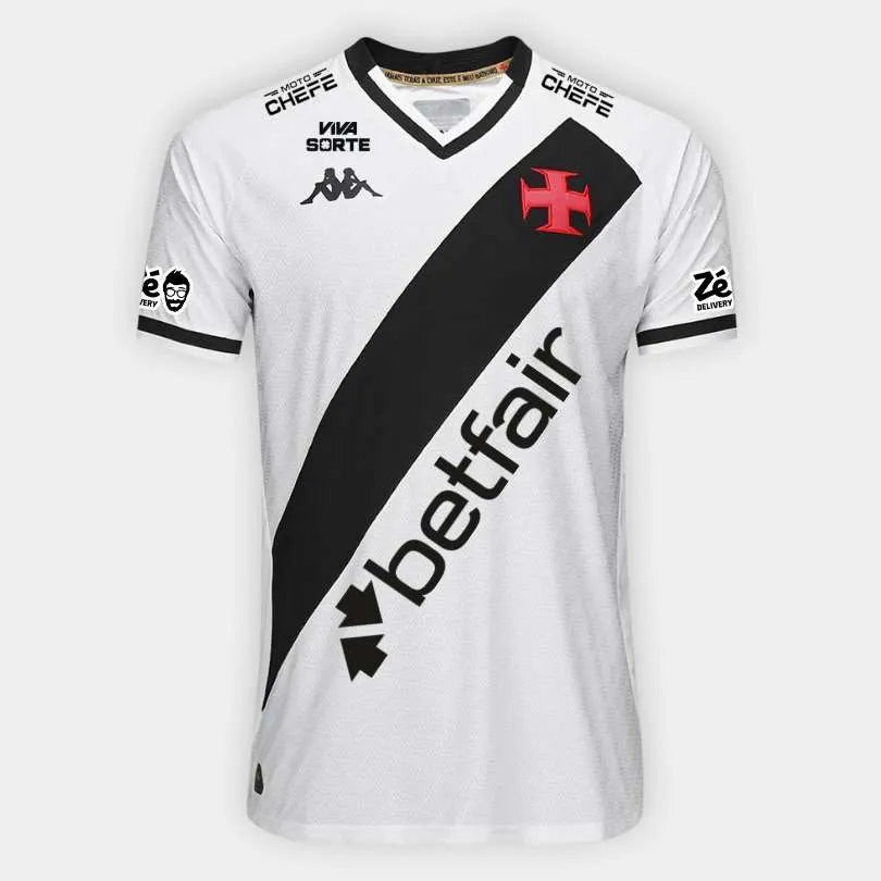 Camisa Kappa Vasco 25/26 Away C/ Patrocínios, Camisa Futebol, Kappa, Descrição do produto O sentimento não pode parar! A Camisa Vasco II 25/26 Jogador Kappa Masculina chega para a temporada do Gigante da Colina e é daquelas indispensáveis na coleção. Inspirada na paixão da torcida vascaína, a camisa do Vasco traz design tradicional e detalhes que exibem com orgulho sua paixão. A Cruz de Malta bordada no peito traduz o sentimento, enquanto a escrita na parte de dentro da gola reforça esse amor. Com tecido te