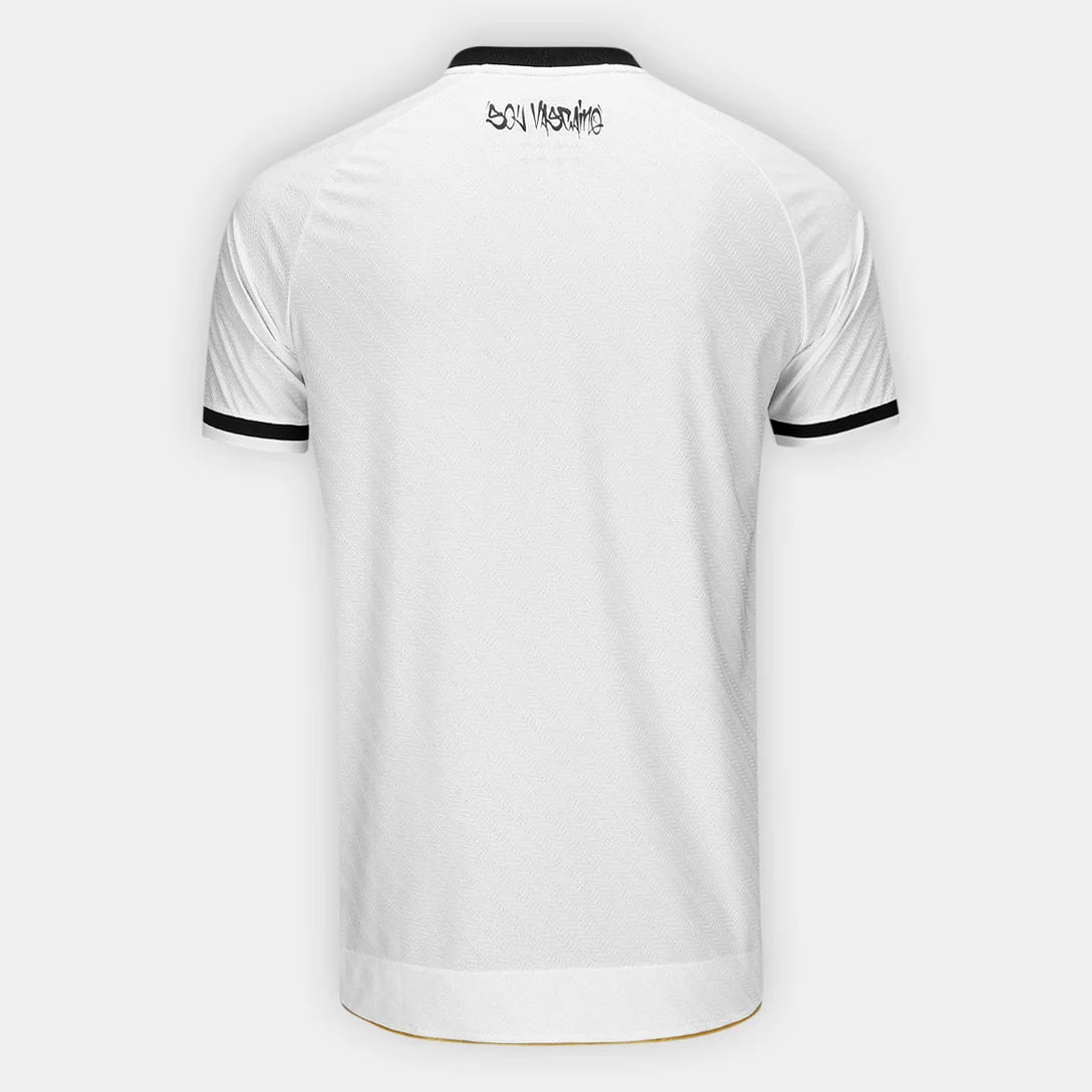Camisa Kappa Vasco 25/26 Away, Camisa Futebol, Kappa, Descrição do produto O sentimento não pode parar! A Camisa Vasco II 25/26 Jogador Kappa Masculina chega para a temporada do Gigante da Colina e é daquelas indispensáveis na coleção. Inspirada na paixão da torcida vascaína, a camisa do Vasco traz design tradicional e detalhes que exibem com orgulho sua paixão. A Cruz de Malta bordada no peito traduz o sentimento, enquanto a escrita na parte de dentro da gola reforça esse amor. Com tecido tecnológico que a