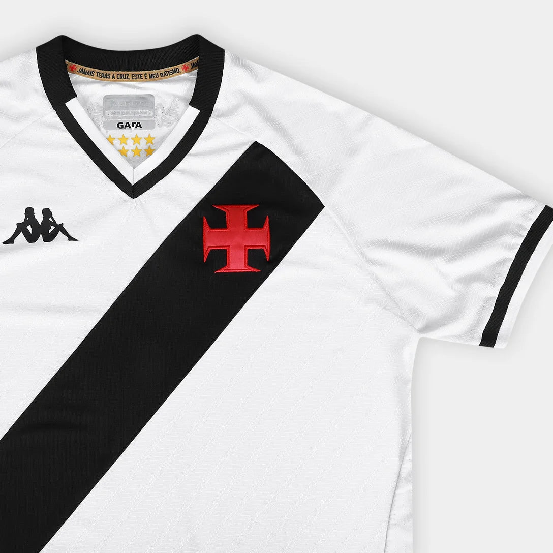 Camisa Kappa Vasco 25/26 Away, Camisa Futebol, Kappa, Descrição do produto O sentimento não pode parar! A Camisa Vasco II 25/26 Jogador Kappa Masculina chega para a temporada do Gigante da Colina e é daquelas indispensáveis na coleção. Inspirada na paixão da torcida vascaína, a camisa do Vasco traz design tradicional e detalhes que exibem com orgulho sua paixão. A Cruz de Malta bordada no peito traduz o sentimento, enquanto a escrita na parte de dentro da gola reforça esse amor. Com tecido tecnológico que a