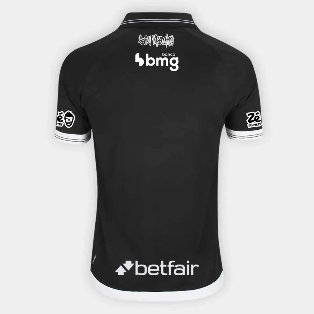 Camisa Kappa Vasco 25/26 Home C/ Patrocínios, Camisa Futebol, Kappa, Descrição do produto Sou Vascaíno! A Camisa Vasco I 25/26 Jogador Kappa Masculino celebra a paixão da torcida vascaína e é daqueles artigos que não podem faltar no fardamento. Inspirada na história do Gigante da Colina, esta camisa do Vasco traz design tradicional e detalhes em sua extensão que exibem com orgulho sua conexão. A gola polo mantém um caimento moderno, enquanto a Cruz de Malta bordada traduz o sentimento que não pode parar. Co