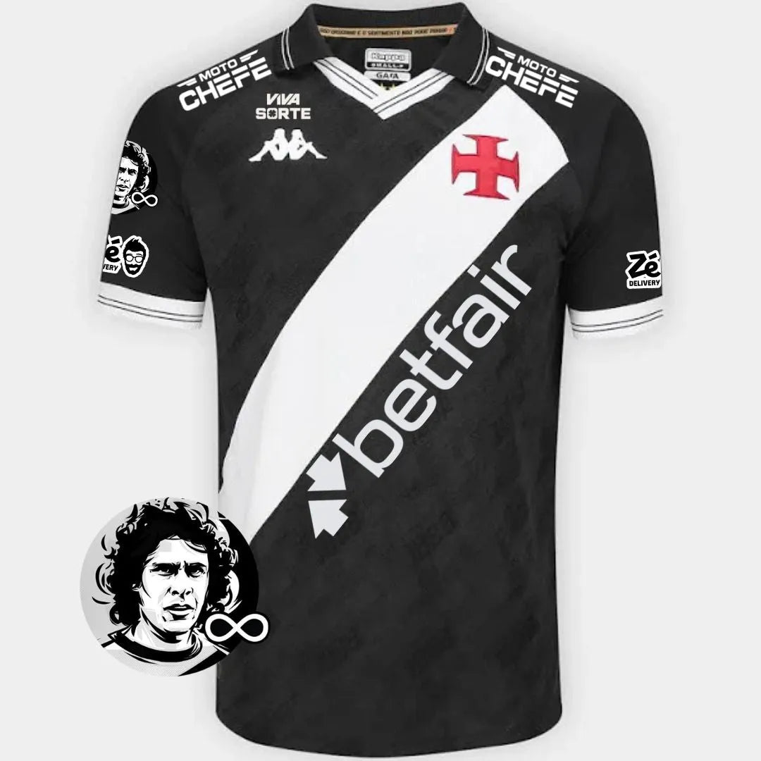 Camisa Kappa Vasco 25/26 Home C/ Patrocínios, Camisa Futebol, Kappa, Descrição do produto Sou Vascaíno! A Camisa Vasco I 25/26 Jogador Kappa Masculino celebra a paixão da torcida vascaína e é daqueles artigos que não podem faltar no fardamento. Inspirada na história do Gigante da Colina, esta camisa do Vasco traz design tradicional e detalhes em sua extensão que exibem com orgulho sua conexão. A gola polo mantém um caimento moderno, enquanto a Cruz de Malta bordada traduz o sentimento que não pode parar. Co