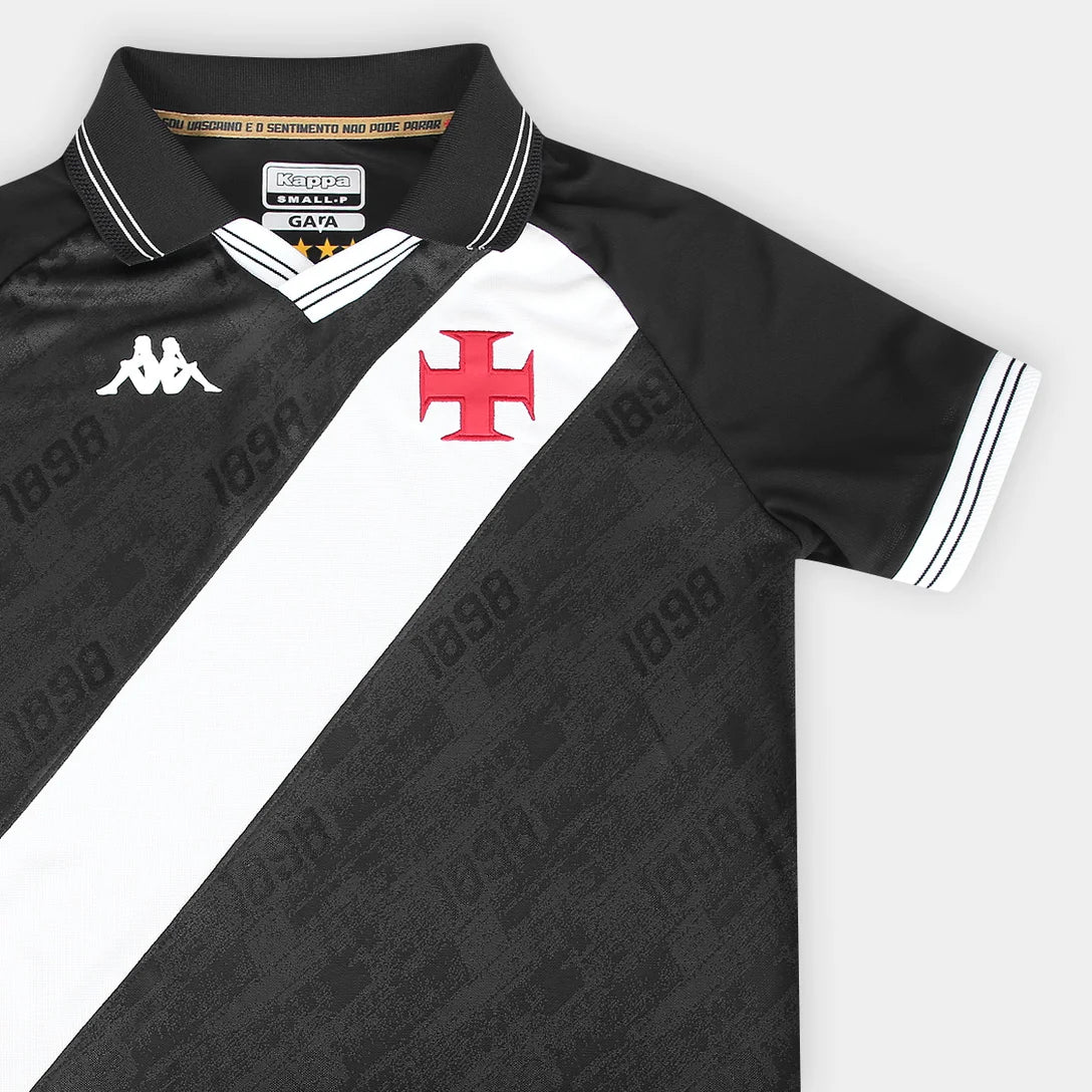 Camisa Kappa Vasco 25/26 Home, Camisa Futebol, Kappa, Descrição do produto Sou Vascaíno! A Camisa Vasco I 25/26 Jogador Kappa Masculino celebra a paixão da torcida vascaína e é daqueles artigos que não podem faltar no fardamento. Inspirada na história do Gigante da Colina, esta camisa do Vasco traz design tradicional e detalhes em sua extensão que exibem com orgulho sua conexão. A gola polo mantém um caimento moderno, enquanto a Cruz de Malta bordada traduz o sentimento que não pode parar. Com tecido tecnol