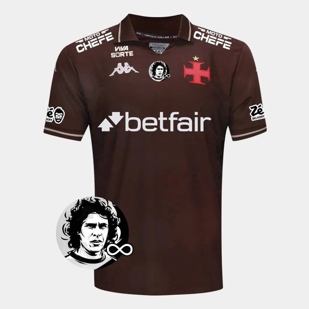 Camisa Kappa Vasco III 25/26 C/ Patrocínios, Camisa Futebol, Kappa, Descrição do produto Honre a história do Gigante da Colina com a Camisa Vasco III 25/26 s/n Jogador Kappa Masculina! Celebrando os 80 anos de 1945, quando o time se tornou "Campeão de Terra e Mar" ao vencer o Campeonato Carioca invicto e o campeonato de remo, esta camisa do Vasco em tonalidade marrom é um tributo à fibra e à resiliência cruzmaltina. Confeccionada em tecido de alta performance, garante conforto e liberdade de movimento, seja