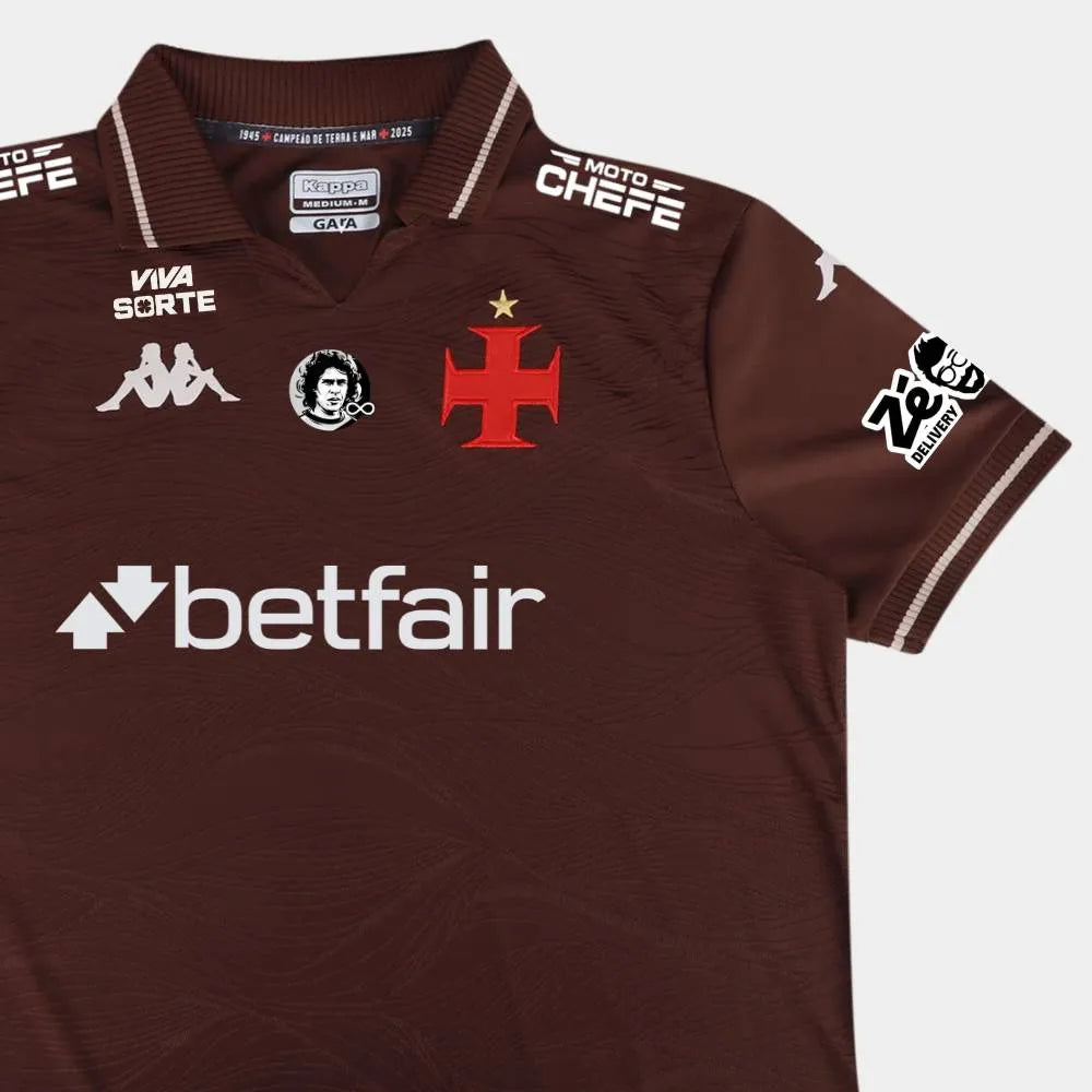 Camisa Kappa Vasco III 25/26 C/ Patrocínios, Camisa Futebol, Kappa, Descrição do produto Honre a história do Gigante da Colina com a Camisa Vasco III 25/26 s/n Jogador Kappa Masculina! Celebrando os 80 anos de 1945, quando o time se tornou "Campeão de Terra e Mar" ao vencer o Campeonato Carioca invicto e o campeonato de remo, esta camisa do Vasco em tonalidade marrom é um tributo à fibra e à resiliência cruzmaltina. Confeccionada em tecido de alta performance, garante conforto e liberdade de movimento, seja