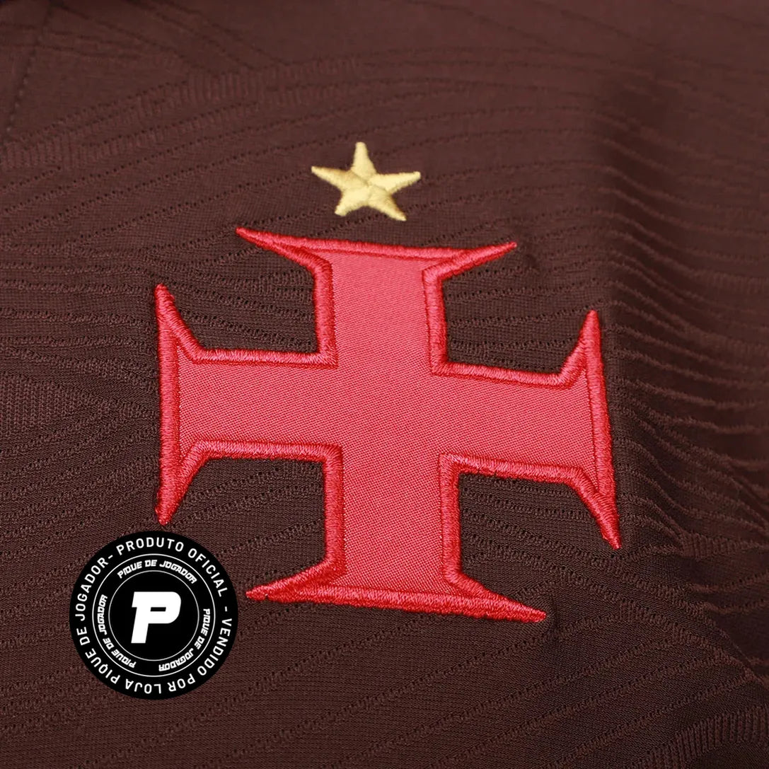 Camisa Kappa Vasco III 25/26 C/ Patrocínios, Camisa Futebol, Kappa, Descrição do produto Honre a história do Gigante da Colina com a Camisa Vasco III 25/26 s/n Jogador Kappa Masculina! Celebrando os 80 anos de 1945, quando o time se tornou "Campeão de Terra e Mar" ao vencer o Campeonato Carioca invicto e o campeonato de remo, esta camisa do Vasco em tonalidade marrom é um tributo à fibra e à resiliência cruzmaltina. Confeccionada em tecido de alta performance, garante conforto e liberdade de movimento, seja