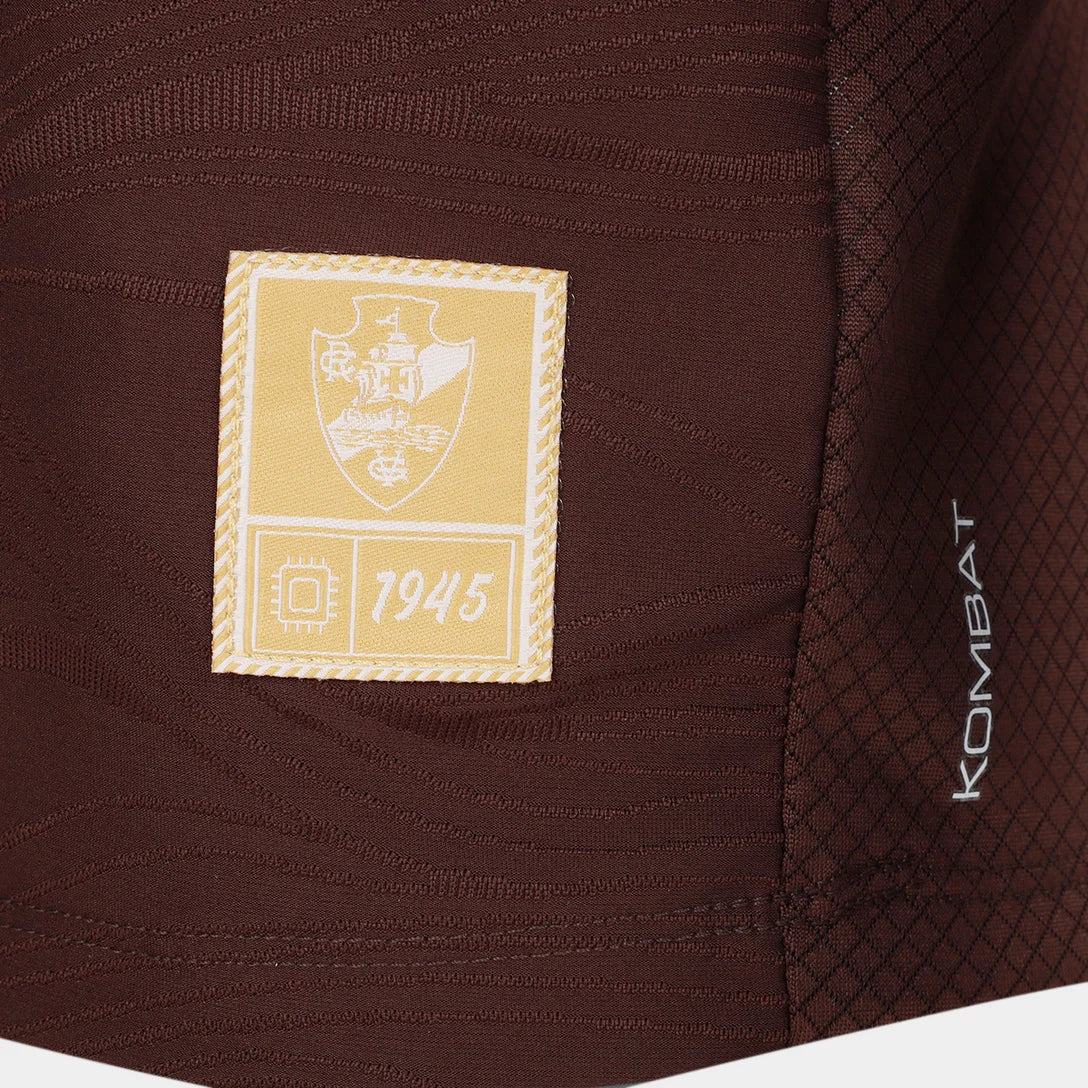 Camisa Kappa Vasco III 25/26 C/ Patrocínios, Camisa Futebol, Kappa, Descrição do produto Honre a história do Gigante da Colina com a Camisa Vasco III 25/26 s/n Jogador Kappa Masculina! Celebrando os 80 anos de 1945, quando o time se tornou "Campeão de Terra e Mar" ao vencer o Campeonato Carioca invicto e o campeonato de remo, esta camisa do Vasco em tonalidade marrom é um tributo à fibra e à resiliência cruzmaltina. Confeccionada em tecido de alta performance, garante conforto e liberdade de movimento, seja
