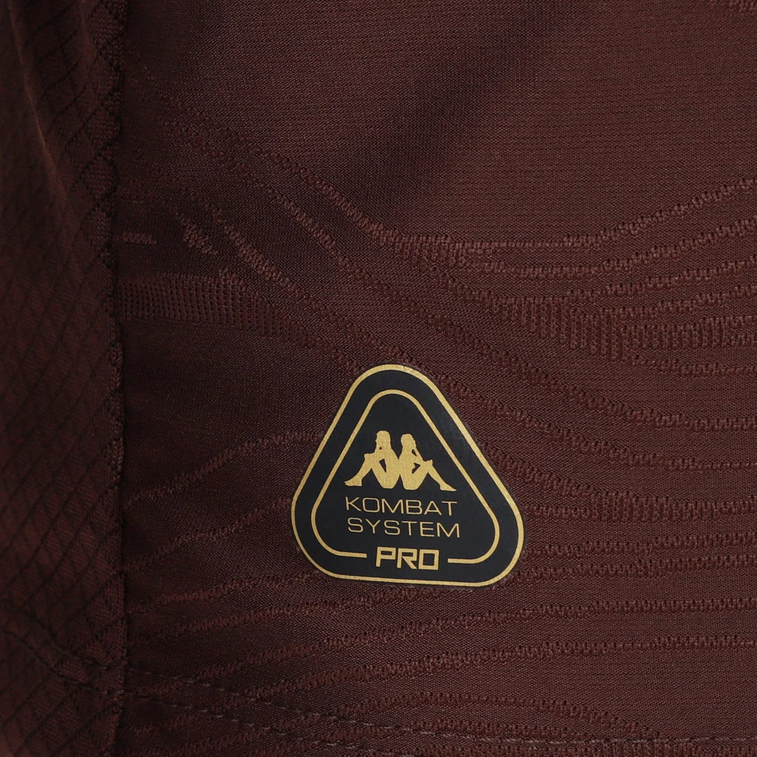 Camisa Kappa Vasco III 25/26 C/ Patrocínios, Camisa Futebol, Kappa, Descrição do produto Honre a história do Gigante da Colina com a Camisa Vasco III 25/26 s/n Jogador Kappa Masculina! Celebrando os 80 anos de 1945, quando o time se tornou "Campeão de Terra e Mar" ao vencer o Campeonato Carioca invicto e o campeonato de remo, esta camisa do Vasco em tonalidade marrom é um tributo à fibra e à resiliência cruzmaltina. Confeccionada em tecido de alta performance, garante conforto e liberdade de movimento, seja