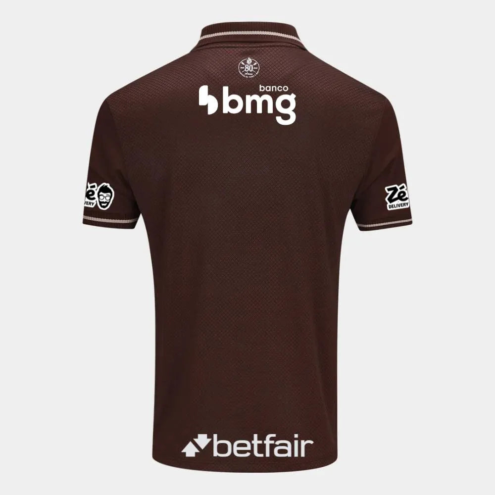 Camisa Kappa Vasco III 25/26 C/ Patrocínios, Camisa Futebol, Kappa, Descrição do produto Honre a história do Gigante da Colina com a Camisa Vasco III 25/26 s/n Jogador Kappa Masculina! Celebrando os 80 anos de 1945, quando o time se tornou "Campeão de Terra e Mar" ao vencer o Campeonato Carioca invicto e o campeonato de remo, esta camisa do Vasco em tonalidade marrom é um tributo à fibra e à resiliência cruzmaltina. Confeccionada em tecido de alta performance, garante conforto e liberdade de movimento, seja