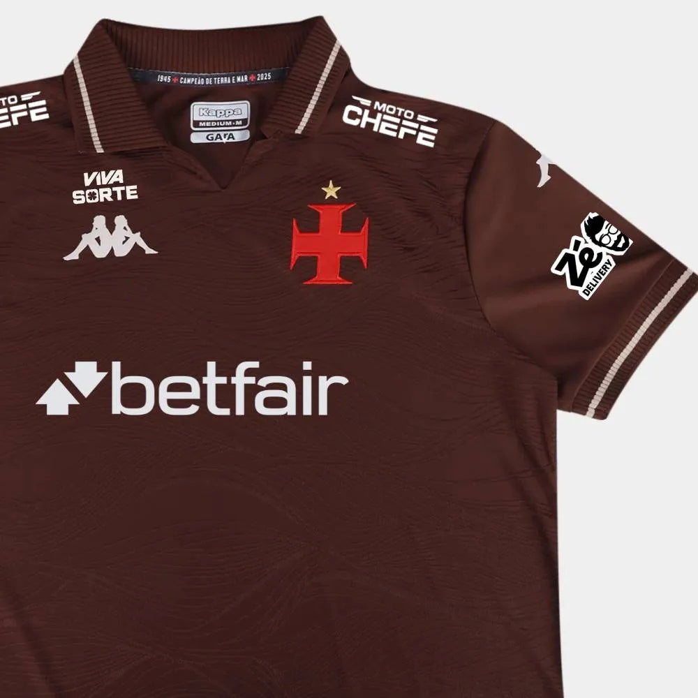 Camisa Kappa Vasco III 25/26 C/ Patrocínios, Camisa Futebol, Kappa, Descrição do produto Honre a história do Gigante da Colina com a Camisa Vasco III 25/26 s/n Jogador Kappa Masculina! Celebrando os 80 anos de 1945, quando o time se tornou "Campeão de Terra e Mar" ao vencer o Campeonato Carioca invicto e o campeonato de remo, esta camisa do Vasco em tonalidade marrom é um tributo à fibra e à resiliência cruzmaltina. Confeccionada em tecido de alta performance, garante conforto e liberdade de movimento, seja