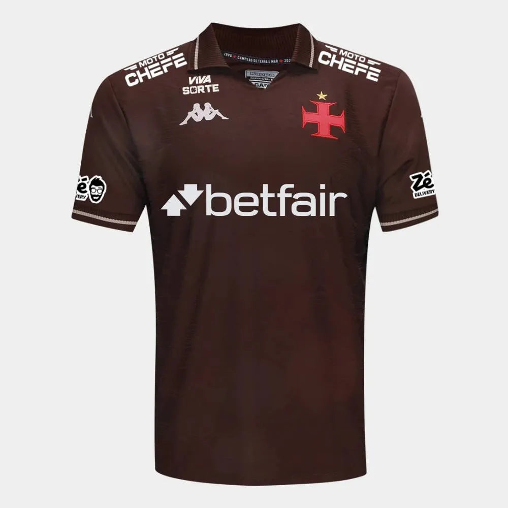 Camisa Kappa Vasco III 25/26 C/ Patrocínios, Camisa Futebol, Kappa, Descrição do produto Honre a história do Gigante da Colina com a Camisa Vasco III 25/26 s/n Jogador Kappa Masculina! Celebrando os 80 anos de 1945, quando o time se tornou "Campeão de Terra e Mar" ao vencer o Campeonato Carioca invicto e o campeonato de remo, esta camisa do Vasco em tonalidade marrom é um tributo à fibra e à resiliência cruzmaltina. Confeccionada em tecido de alta performance, garante conforto e liberdade de movimento, seja