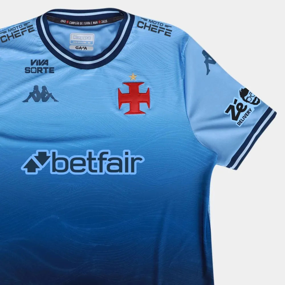 Camisa Kappa Vasco III 25/26 Goleiro C/ Patrocínios, Camisa Futebol, Kappa, Descrição do produto Vista a história do Gigante da Colina com a Camisa Vasco III 25/26 s/n Goleiro Kappa Masculina! Celebrando os 80 anos de 1945, ano onde o clube se consagrou campeão invicto do Campeonato Carioca e também dominou as águas no remo, esta camisa azul do Vasco reflete a alma de um "Campeão de Terra e Mar". Confeccionada com materiais de alta qualidade e design marcante, a camisa do Vasco oferece conforto e estilo, se