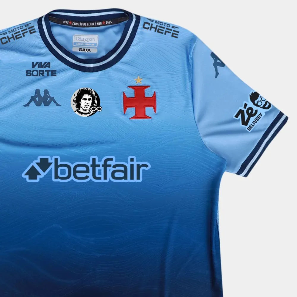 Camisa Kappa Vasco III 25/26 Goleiro C/ Patrocínios, Camisa Futebol, Kappa, Descrição do produto Vista a história do Gigante da Colina com a Camisa Vasco III 25/26 s/n Goleiro Kappa Masculina! Celebrando os 80 anos de 1945, ano onde o clube se consagrou campeão invicto do Campeonato Carioca e também dominou as águas no remo, esta camisa azul do Vasco reflete a alma de um "Campeão de Terra e Mar". Confeccionada com materiais de alta qualidade e design marcante, a camisa do Vasco oferece conforto e estilo, se