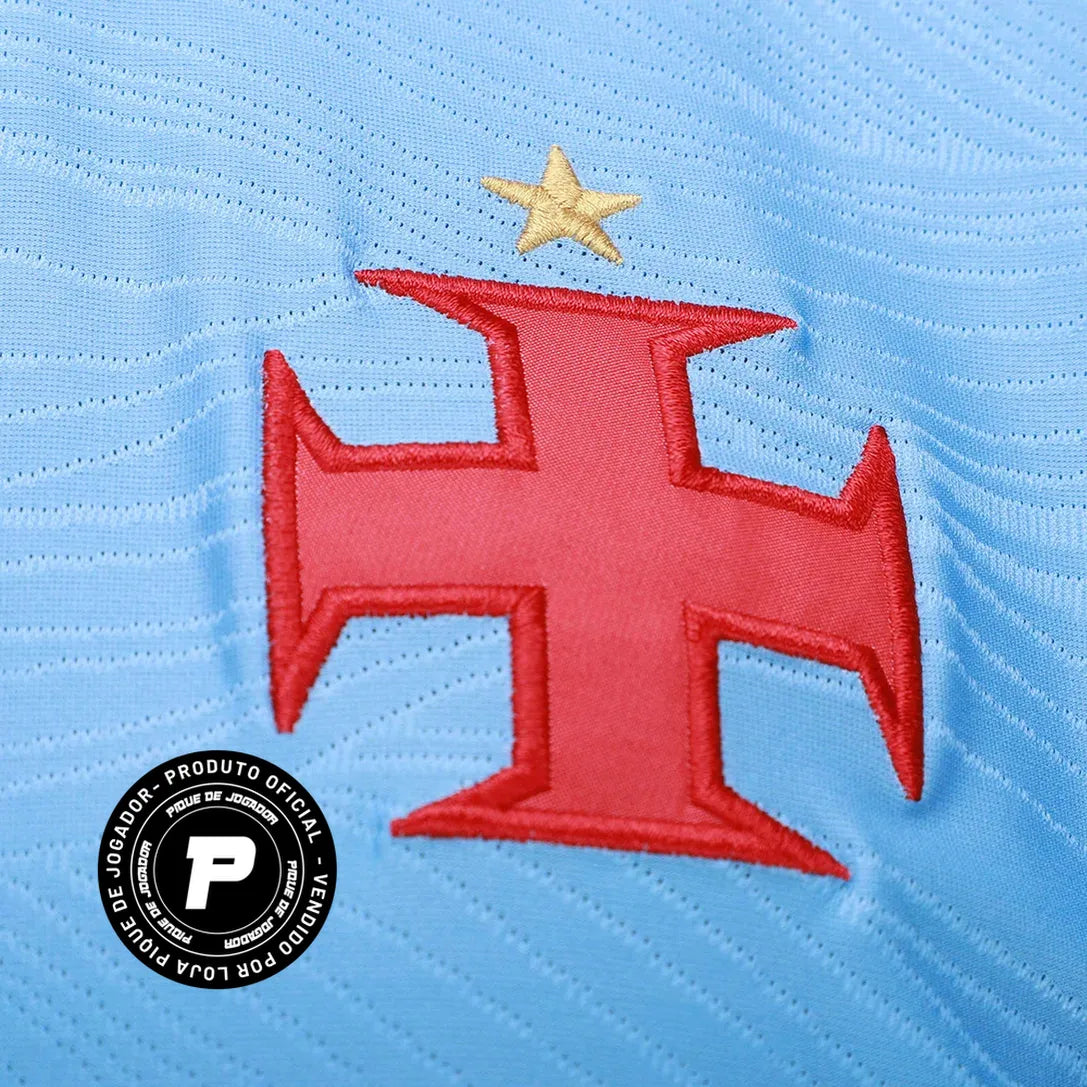 Camisa Kappa Vasco III 25/26 Goleiro C/ Patrocínios, Camisa Futebol, Kappa, Descrição do produto Vista a história do Gigante da Colina com a Camisa Vasco III 25/26 s/n Goleiro Kappa Masculina! Celebrando os 80 anos de 1945, ano onde o clube se consagrou campeão invicto do Campeonato Carioca e também dominou as águas no remo, esta camisa azul do Vasco reflete a alma de um "Campeão de Terra e Mar". Confeccionada com materiais de alta qualidade e design marcante, a camisa do Vasco oferece conforto e estilo, se