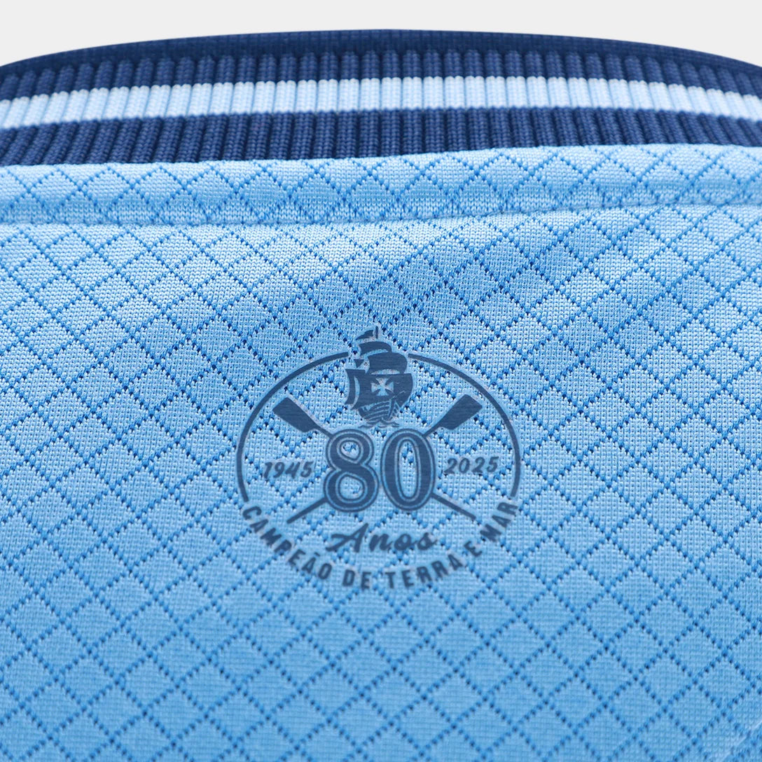 Camisa Kappa Vasco III 25/26 Goleiro C/ Patrocínios, Camisa Futebol, Kappa, Descrição do produto Vista a história do Gigante da Colina com a Camisa Vasco III 25/26 s/n Goleiro Kappa Masculina! Celebrando os 80 anos de 1945, ano onde o clube se consagrou campeão invicto do Campeonato Carioca e também dominou as águas no remo, esta camisa azul do Vasco reflete a alma de um "Campeão de Terra e Mar". Confeccionada com materiais de alta qualidade e design marcante, a camisa do Vasco oferece conforto e estilo, se