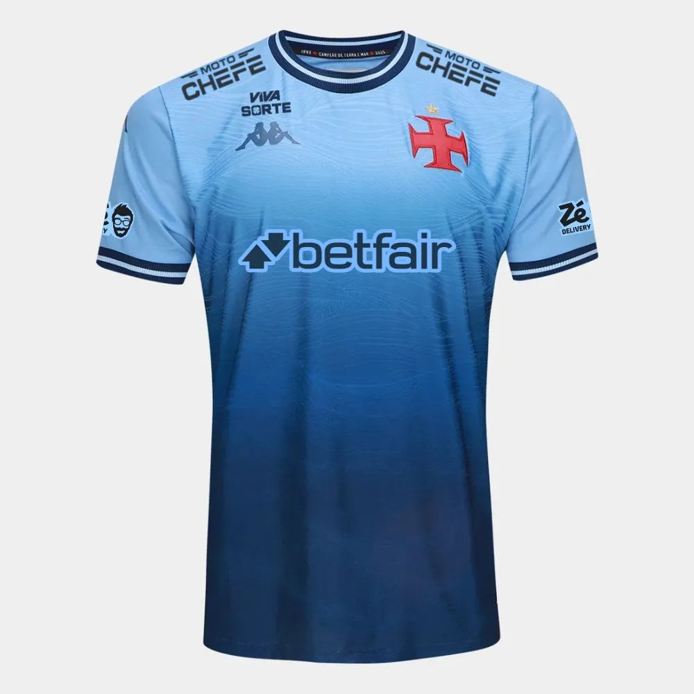 Camisa Kappa Vasco III 25/26 Goleiro C/ Patrocínios, Camisa Futebol, Kappa, Descrição do produto Vista a história do Gigante da Colina com a Camisa Vasco III 25/26 s/n Goleiro Kappa Masculina! Celebrando os 80 anos de 1945, ano onde o clube se consagrou campeão invicto do Campeonato Carioca e também dominou as águas no remo, esta camisa azul do Vasco reflete a alma de um "Campeão de Terra e Mar". Confeccionada com materiais de alta qualidade e design marcante, a camisa do Vasco oferece conforto e estilo, se