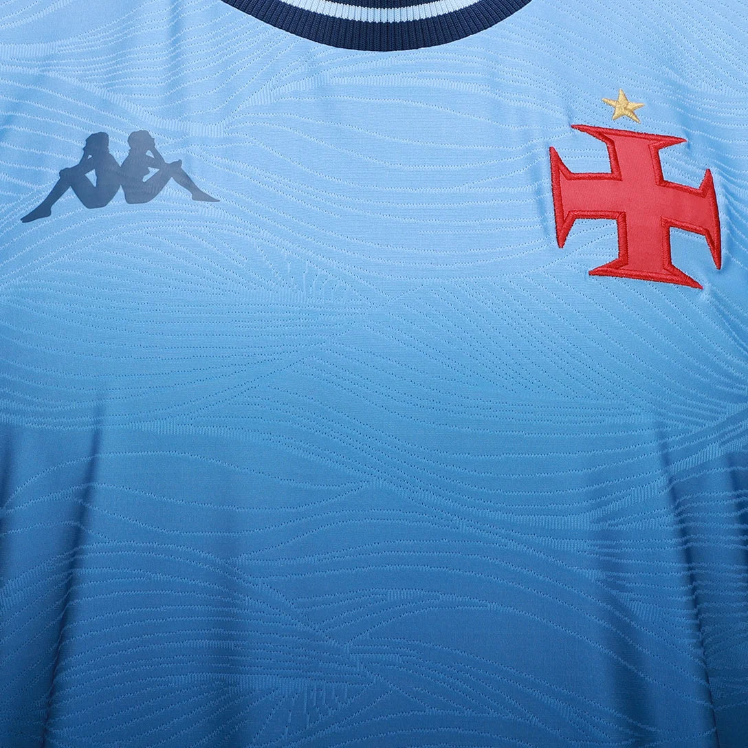 Camisa Kappa Vasco III 25/26 Goleiro, Camisa Futebol, Kappa, Descrição do produto Vista a história do Gigante da Colina com a Camisa Vasco III 25/26 s/n Goleiro Kappa Masculina! Celebrando os 80 anos de 1945, ano onde o clube se consagrou campeão invicto do Campeonato Carioca e também dominou as águas no remo, esta camisa azul do Vasco reflete a alma de um "Campeão de Terra e Mar". Confeccionada com materiais de alta qualidade e design marcante, a camisa do Vasco oferece conforto e estilo, seja nas arquiban