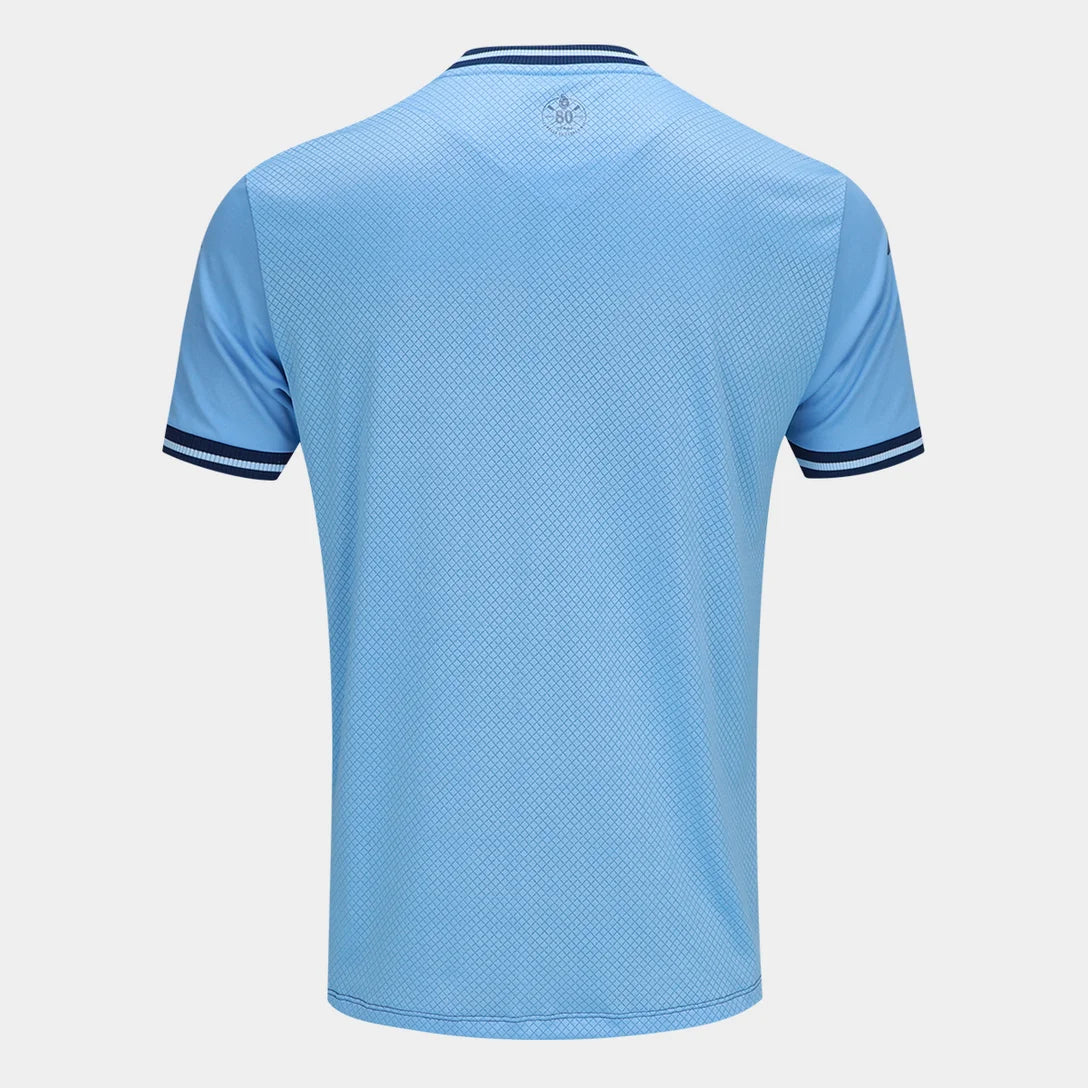 Camisa Kappa Vasco III 25/26 Goleiro, Camisa Futebol, Kappa, Descrição do produto Vista a história do Gigante da Colina com a Camisa Vasco III 25/26 s/n Goleiro Kappa Masculina! Celebrando os 80 anos de 1945, ano onde o clube se consagrou campeão invicto do Campeonato Carioca e também dominou as águas no remo, esta camisa azul do Vasco reflete a alma de um "Campeão de Terra e Mar". Confeccionada com materiais de alta qualidade e design marcante, a camisa do Vasco oferece conforto e estilo, seja nas arquiban