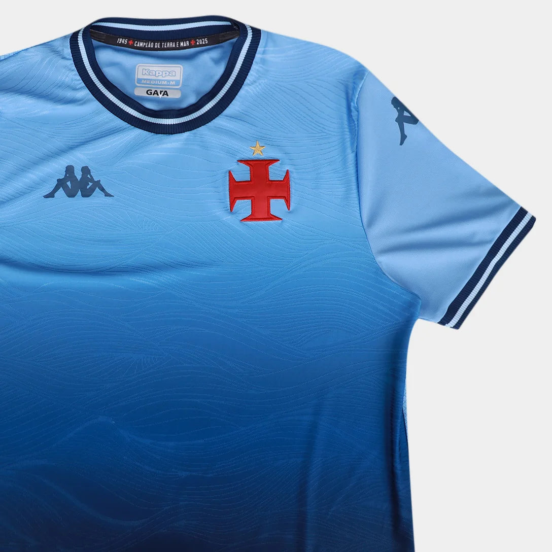 Camisa Kappa Vasco III 25/26 Goleiro, Camisa Futebol, Kappa, Descrição do produto Vista a história do Gigante da Colina com a Camisa Vasco III 25/26 s/n Goleiro Kappa Masculina! Celebrando os 80 anos de 1945, ano onde o clube se consagrou campeão invicto do Campeonato Carioca e também dominou as águas no remo, esta camisa azul do Vasco reflete a alma de um "Campeão de Terra e Mar". Confeccionada com materiais de alta qualidade e design marcante, a camisa do Vasco oferece conforto e estilo, seja nas arquiban
