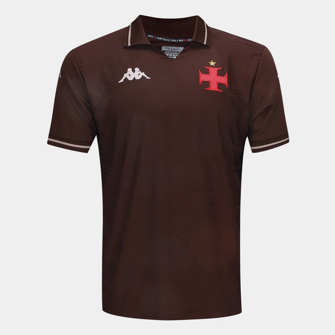 Camisa Kappa Vasco III 25/26 Jogador, Camisa Futebol, Kappa, Descrição do produto Honre a história do Gigante da Colina com a Camisa Vasco III 25/26 s/n Jogador Kappa Masculina! Celebrando os 80 anos de 1945, quando o time se tornou "Campeão de Terra e Mar" ao vencer o Campeonato Carioca invicto e o campeonato de remo, esta camisa do Vasco em tonalidade marrom é um tributo à fibra e à resiliência cruzmaltina. Confeccionada em tecido de alta performance, garante conforto e liberdade de movimento, seja nos gr