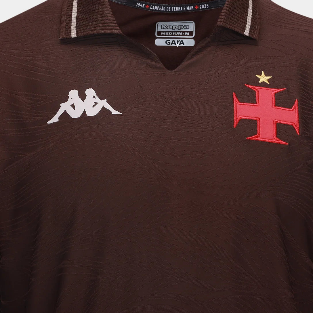 Camisa Kappa Vasco III 25/26 Jogador, Camisa Futebol, Kappa, Descrição do produto Honre a história do Gigante da Colina com a Camisa Vasco III 25/26 s/n Jogador Kappa Masculina! Celebrando os 80 anos de 1945, quando o time se tornou "Campeão de Terra e Mar" ao vencer o Campeonato Carioca invicto e o campeonato de remo, esta camisa do Vasco em tonalidade marrom é um tributo à fibra e à resiliência cruzmaltina. Confeccionada em tecido de alta performance, garante conforto e liberdade de movimento, seja nos gr