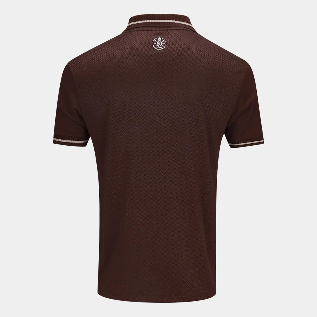 Camisa Kappa Vasco III 25/26 Jogador, Camisa Futebol, Kappa, Descrição do produto Honre a história do Gigante da Colina com a Camisa Vasco III 25/26 s/n Jogador Kappa Masculina! Celebrando os 80 anos de 1945, quando o time se tornou "Campeão de Terra e Mar" ao vencer o Campeonato Carioca invicto e o campeonato de remo, esta camisa do Vasco em tonalidade marrom é um tributo à fibra e à resiliência cruzmaltina. Confeccionada em tecido de alta performance, garante conforto e liberdade de movimento, seja nos gr