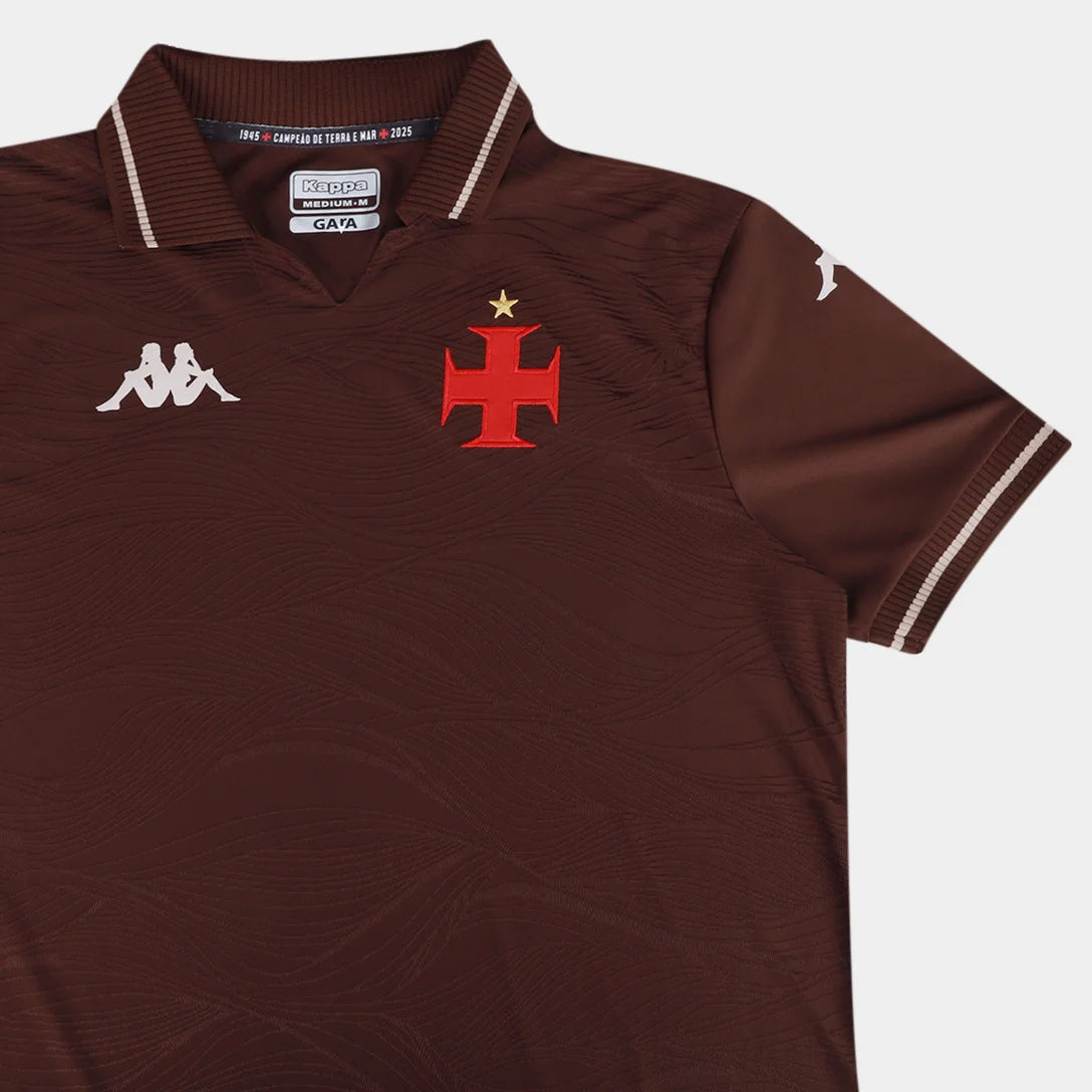Camisa Kappa Vasco III 25/26 Jogador, Camisa Futebol, Kappa, Descrição do produto Honre a história do Gigante da Colina com a Camisa Vasco III 25/26 s/n Jogador Kappa Masculina! Celebrando os 80 anos de 1945, quando o time se tornou "Campeão de Terra e Mar" ao vencer o Campeonato Carioca invicto e o campeonato de remo, esta camisa do Vasco em tonalidade marrom é um tributo à fibra e à resiliência cruzmaltina. Confeccionada em tecido de alta performance, garante conforto e liberdade de movimento, seja nos gr