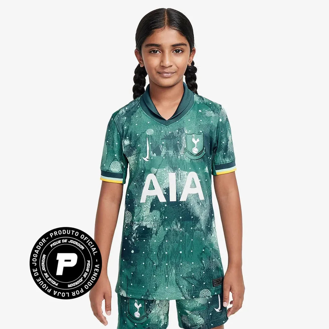 Conjunto Infantil Nike Tottenham FC 2024/25 III, Camisas de Futebol, PIQUE DE JOGADOR, A Camisa Kids Feminina Nike Tottenham FC 2024/25 III Jogadora é feita pra quem vive o futebol intensamente. Um modelo pensado no torcedor que carrega seu time no peito, em qualquer ocasião. Com tecido leve, caimento confortável e visual marcante, essa camisa é perfeita pra mostrar sua paixão dentro e fora dos estádios. Vista sua camisa. Mostre de onde você veio. Ficha Técnica Nome: Camisa Kids Feminina Nike Tottenham FC 2