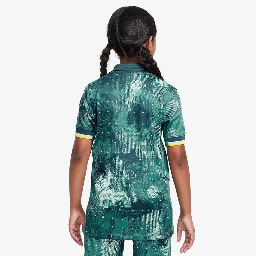 Conjunto Infantil Nike Tottenham FC 2024/25 III, Camisas de Futebol, PIQUE DE JOGADOR, A Camisa Kids Feminina Nike Tottenham FC 2024/25 III Jogadora é feita pra quem vive o futebol intensamente. Um modelo pensado no torcedor que carrega seu time no peito, em qualquer ocasião. Com tecido leve, caimento confortável e visual marcante, essa camisa é perfeita pra mostrar sua paixão dentro e fora dos estádios. Vista sua camisa. Mostre de onde você veio. Ficha Técnica Nome: Camisa Kids Feminina Nike Tottenham FC 2