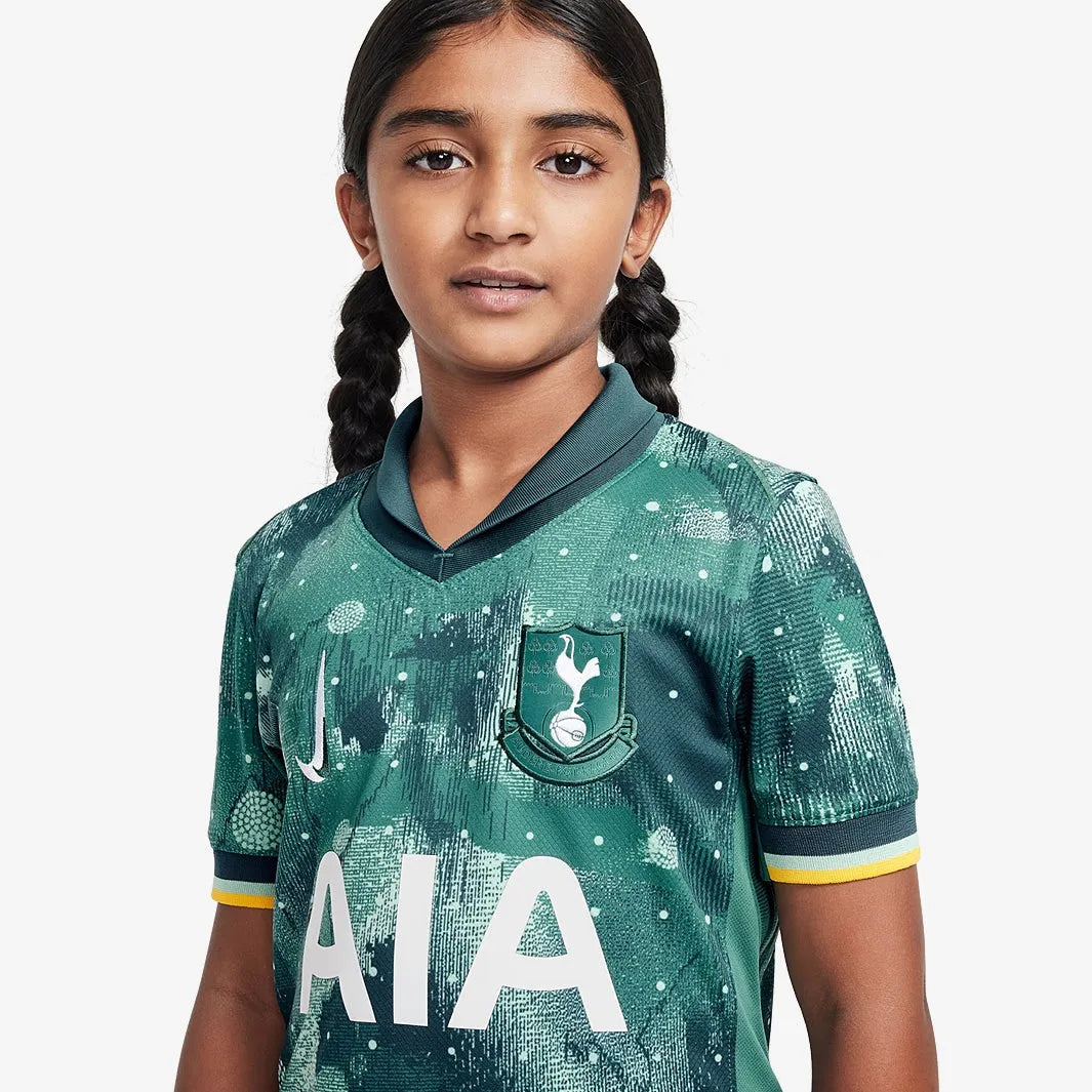 Conjunto Infantil Nike Tottenham FC 2024/25 III, Camisas de Futebol, PIQUE DE JOGADOR, A Camisa Kids Feminina Nike Tottenham FC 2024/25 III Jogadora é feita pra quem vive o futebol intensamente. Um modelo pensado no torcedor que carrega seu time no peito, em qualquer ocasião. Com tecido leve, caimento confortável e visual marcante, essa camisa é perfeita pra mostrar sua paixão dentro e fora dos estádios. Vista sua camisa. Mostre de onde você veio. Ficha Técnica Nome: Camisa Kids Feminina Nike Tottenham FC 2