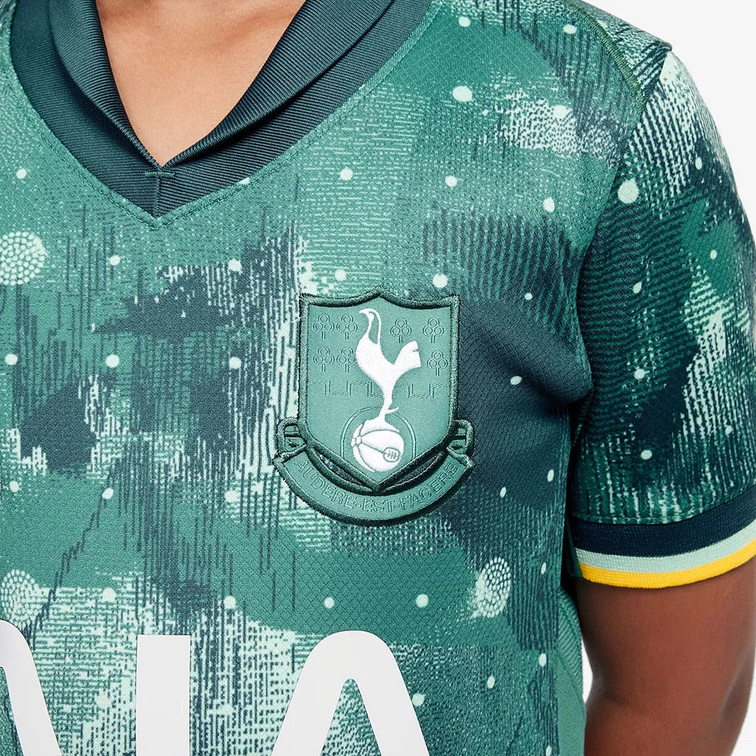 Conjunto Infantil Nike Tottenham FC 2024/25 III, Camisas de Futebol, PIQUE DE JOGADOR, A Camisa Kids Feminina Nike Tottenham FC 2024/25 III Jogadora é feita pra quem vive o futebol intensamente. Um modelo pensado no torcedor que carrega seu time no peito, em qualquer ocasião. Com tecido leve, caimento confortável e visual marcante, essa camisa é perfeita pra mostrar sua paixão dentro e fora dos estádios. Vista sua camisa. Mostre de onde você veio. Ficha Técnica Nome: Camisa Kids Feminina Nike Tottenham FC 2